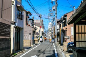 Los porros japoneses están llenos de postes de cables..