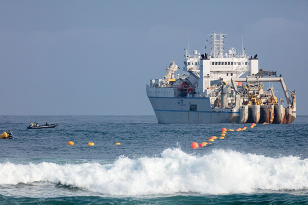 La nave per la posa del cavo in fibra ottica viene utilizzata per posizionare il cavo.